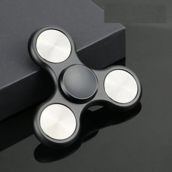 Fidget spinner scientifico con design moderno e materiali di alta qualità, ideale come decorazione scientifica e oggetto di relax. Perfetto per appassionati di scienza e collezionisti.