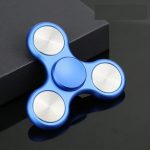 Fidget spinner blu con design scientifico, perfetto come decorazione da scrivania o oggetto antistress, ideale per appassionati di scienza e gadget innovativi.