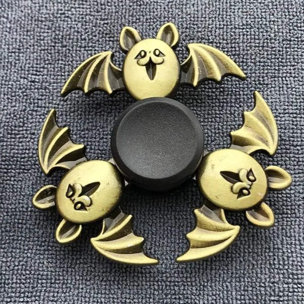Decorativo gufo con ali di pipistrello in metallo, perfetto come oggetto di decorazione scientifica o per collezionisti di oggetti unici e originali.