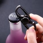 Vite apribottiglie con pinza scientifica nera, perfetta come decorazione o oggetto da collezione scientifica.