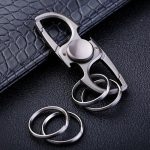 Pendente portachiavi in metallo con design ispirato alla scienza, perfetto come gadget decorativo o accessorio originale. Ideale per appassionati di scienza e tecnologia.