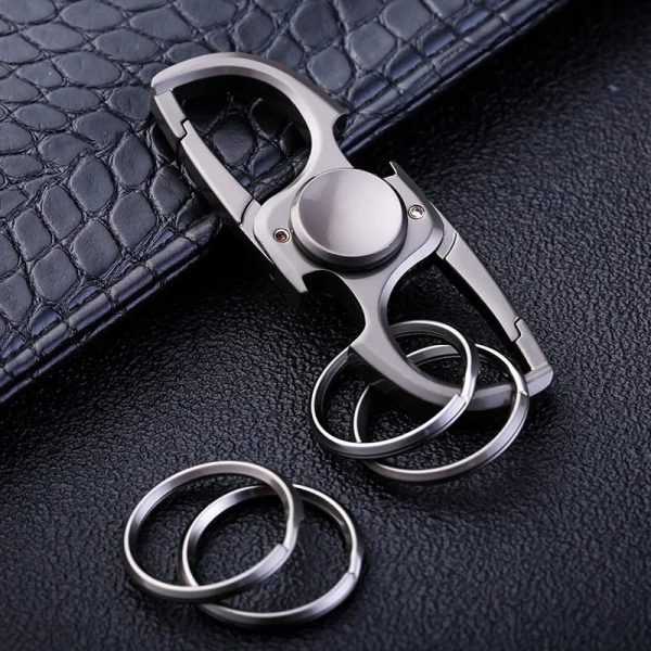 Pendente portachiavi in metallo con design ispirato alla scienza, perfetto come gadget decorativo o accessorio originale. Ideale per appassionati di scienza e tecnologia.
