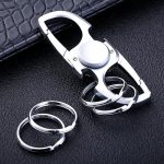 Cavatappi apribottiglie multifunzione in metallo con anello portachiavi, design elegante e pratico.