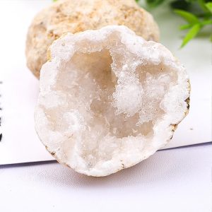 Pietra di quarzo cristallino naturale, esempio di minerale trasparente e brillante, ideale per decorazioni scientifiche e oggetti di design.