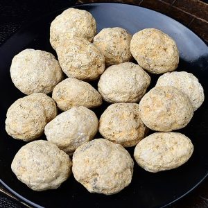 Palline di roccia naturale, perfette per decorazioni scientifiche e progetti educativi. Ideali per esposizioni, laboratori e ambienti didattici, aggiungendo un tocco autentico e naturale.