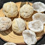 Sfera di quarzo naturale con superficie cristallina e trasparente, perfetta come decorazione scientifica o oggetto da collezione. Ideale per appassionati di mineralogia e decorazioni originali.
