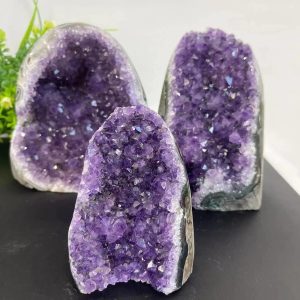 Tre geode di ametista naturale con cristalli viola intensi, perfette come decorazioni scientifiche o oggetti da collezione. Ideali per appassionati di mineralogia e decorazioni originali.