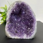 Vassoio di ametista naturale con cristalli viola lucenti, perfetto come decorazione scientifica o oggetto di design. Ideale per appassionati di minerali e collezionisti.
