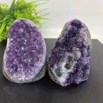 Ametista naturale con cristalli viola lucenti, perfetta come decorazione scientifica o oggetto da collezione.