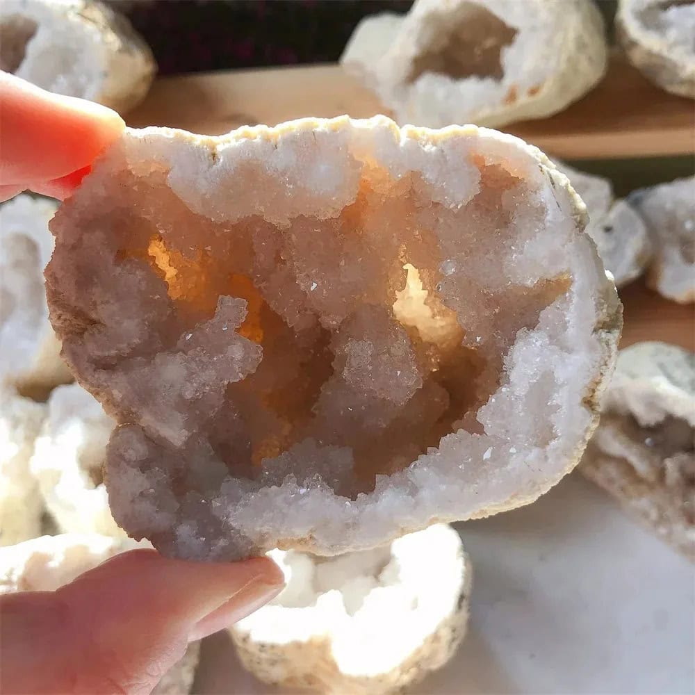 Pietra di quarzo con cristalli traslucidi e colorati, perfetta come oggetto decorativo scientifico. Ideale per collezionisti e appassionati di mineralogia.