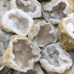 Geodi naturali con cristalli di quarzo, perfetti come decorazioni scientifiche e oggetti da collezione. Ideali per appassionati di mineralogia e decorazioni originali.
