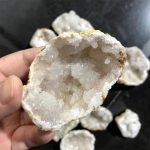 Geode di quarzo con cristalli traslucidi e lucenti.