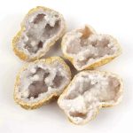 Quattro cristalli di quarzo naturale con superfici lucide e dettagli cristallini, perfetti come decorazioni scientifiche o oggetti da collezione.
