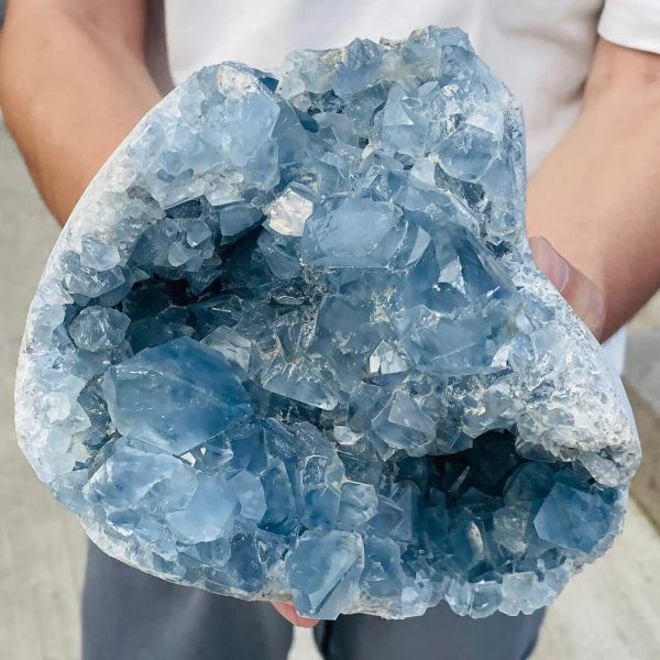 Grande cristallo di Celestina blu con cristalli traslucidi e sfumature di azzurro, perfetto come decorazione scientifica o oggetto da collezione.
