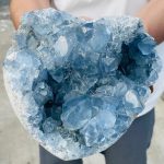 Cristallo di Celestite blu trasparente e cristallino, perfetto come decorazione scientifica o oggetto da collezione.