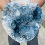 Celestite cristallo blu trasparente e brillante.
