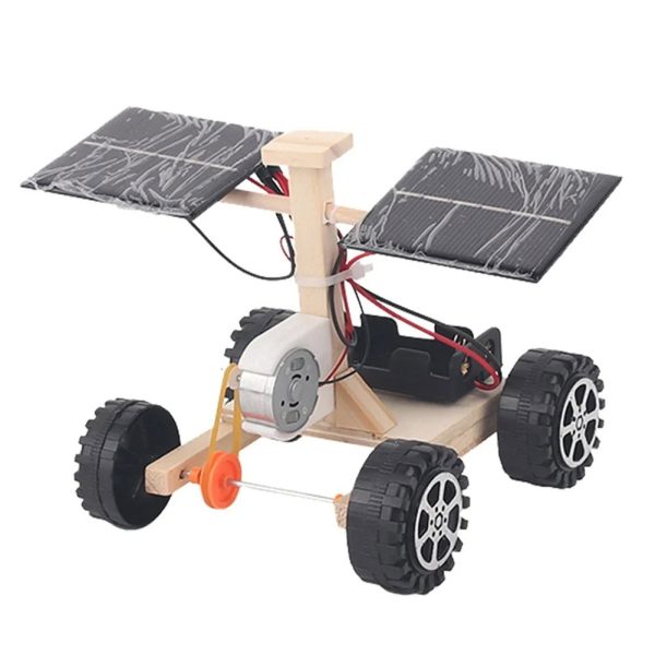 Robot solare educativo con pannelli solari, motore e ruote, progettato per scopi didattici e scientifici, ideale per insegnare energia rinnovabile e robotica ai bambini.