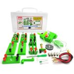 Set di strumenti scientifici per bambini con vari componenti come motore, sensori, e strumenti di misura, ideale per attività educative e divertenti in ambito scientifico.