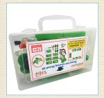 Set di strumenti scientifici per bambini in valigetta trasparente con vari accessori educativi e di laboratorio. Ideale per attività di apprendimento e giochi scientifici.