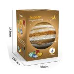 Modello di pianeta Giove in miniatura con dettagli realistici e pietre colorate, perfetto come decorazione scientifica o regalo educativo.