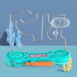 Gioco labirinto in metallo con base in plastica colorata, perfetto come decorazione scientifica o giocattolo educativo per stimolare la coordinazione e la concentrazione.