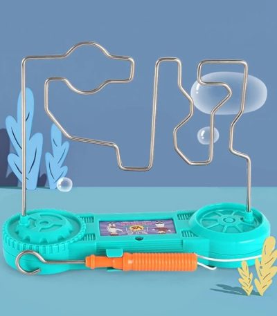 Gioco labirinto in metallo con base in plastica colorata, perfetto come decorazione scientifica o giocattolo educativo per stimolare la coordinazione e la concentrazione.