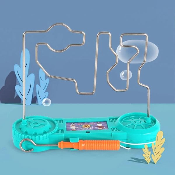 Gioco labirinto in metallo con base in plastica colorata, perfetto come decorazione scientifica o giocattolo educativo per stimolare la coordinazione e la concentrazione.