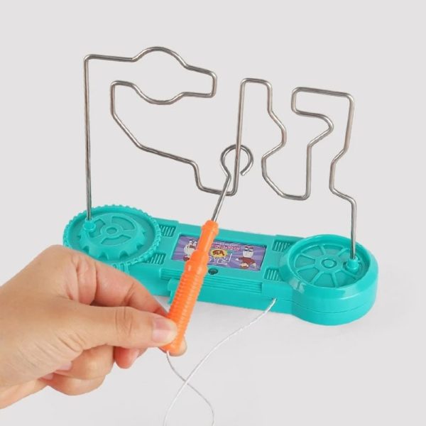 Gioco di labirinto magnetico con forme metalliche e base color turchese, ideale per stimolare la coordinazione e la concentrazione dei bambini.