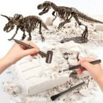 Modello scheletrico di dinosauro con strumenti di scavo, perfetto per decorazioni scientifiche e attività educative, in un ambiente di laboratorio o aula.