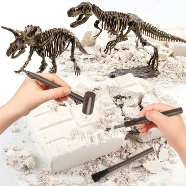 Modello scheletrico di dinosauro con strumenti di scavo, perfetto per decorazioni scientifiche e attività educative, in un ambiente di laboratorio o aula.