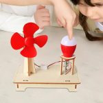 Modello di oggetto scientifico con ventola rossa, lampada LED e motore elettrico su base in legno, ideale per esperimenti educativi e decorazioni scientifiche.