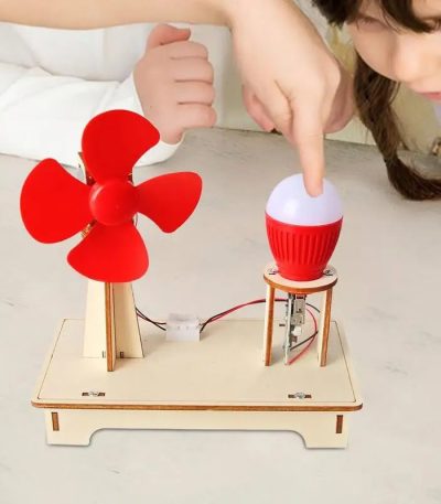 Modello di oggetto scientifico con ventola rossa, lampada LED e motore elettrico su base in legno, ideale per esperimenti educativi e decorazioni scientifiche.