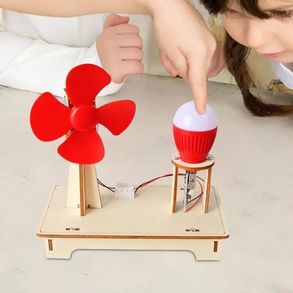 Modello di oggetto scientifico con ventola rossa, lampada LED e motore elettrico su base in legno, ideale per esperimenti educativi e decorazioni scientifiche.