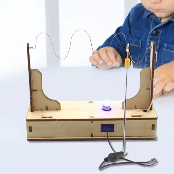 Esperimento di circuiti elettrici con filo e lampadina per bambini, che mostra come funziona un circuito semplice con una batteria, filo conduttore e lampadina.