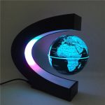 Oggetto decorativo con globo luminoso LED, design moderno e illuminazione multicolore, perfetto per appassionati di scienza e decorazioni innovative.