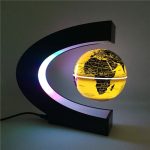 Mappamondo luminoso con base decorativa scientifica, illuminato con luci colorate, rappresenta una mappa del mondo in stile moderno e innovativo, ideale come oggetto decorativo scientifico.