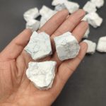 Rocce di marmo bianco con venature grigie, perfette per decorazioni scientifiche e progetti educativi. Ideali per esposizioni, modellini o decorazioni da laboratorio.