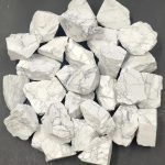 Gruppo di pietre di marmo bianco con venature grigie, ideale per decorazioni scientifiche, progetti artistici e creazioni di oggetti decorativi. Perfette per aggiungere eleganza e stile a qualsiasi am.