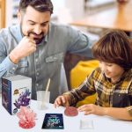 Uomo e bambino che giocano con oggetti scientifici e decorazioni educative su un tavolo, promuovendo l'apprendimento e la curiosità scientifica.