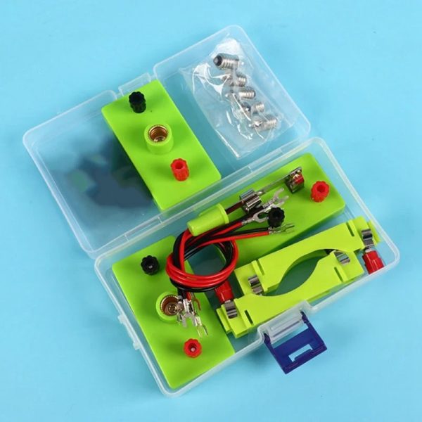 Set di punte di prova e strumenti di laboratorio con componenti metallici e plastici, ideali per esperimenti scientifici e attività didattiche.