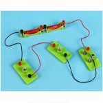 Kit di circuiti elettrici con piastre e componenti colorati per esperimenti scientifici educativi.