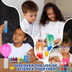 Bambini che sperimentano con oggetti scientifici colorati e divertenti in un laboratorio scolastico, stimolando curiosità e apprendimento attraverso attività pratiche di scienza.