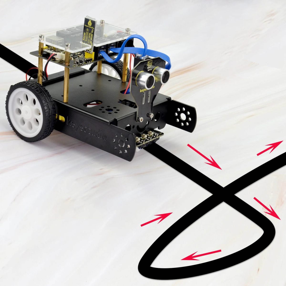 Robot educativo con sensori e linee di tracciamento su superficie bianca, utilizzato per insegnare robotica e programmazione ai studenti.