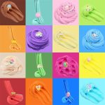 Set di dolci colorati con decorazioni scientifiche, come piccoli modelli di molecole e strumenti, perfetti come decorazioni o oggetti da collezione.