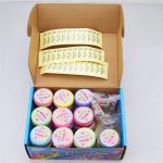 Set di slime colorato con glitter e perline, perfetto per decorazioni e giochi scientifici.