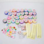 Pasti modellabili e decorazioni colorate per attività creative e artistiche, ideali per bambini e appassionati di craft, con vari colori e forme divertenti.