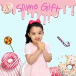 Bambina felice con slime colorato e dolci decorazioni, circondata da ciambelle e caramelle, in un ambiente allegro e colorato.