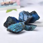 Pietre di labradorite con riflessi blu e verde, perfette come decorazioni scientifiche e oggetti da collezione.