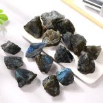 Pietre di Labradorite autentiche con riflessi blu, ideali per decorazioni scientifiche e collezioni mineralogiche. Perfette per appassionati di geologia e decorazioni originali.