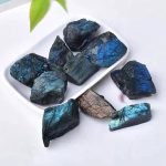 Labradorite pietre naturali con riflessi blu e verde, perfette come decorazioni scientifiche o oggetti da collezione.